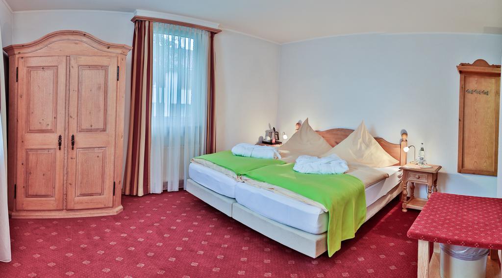 Hotel Zur Eisenbahn Реннинген Экстерьер фото