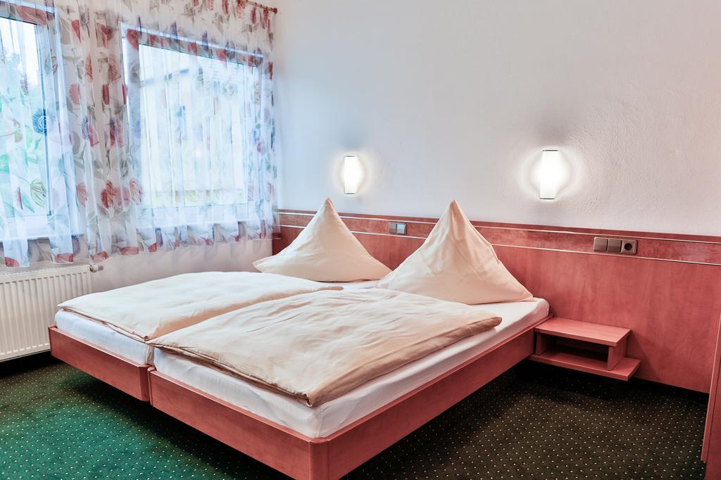 Hotel Zur Eisenbahn Реннинген Экстерьер фото
