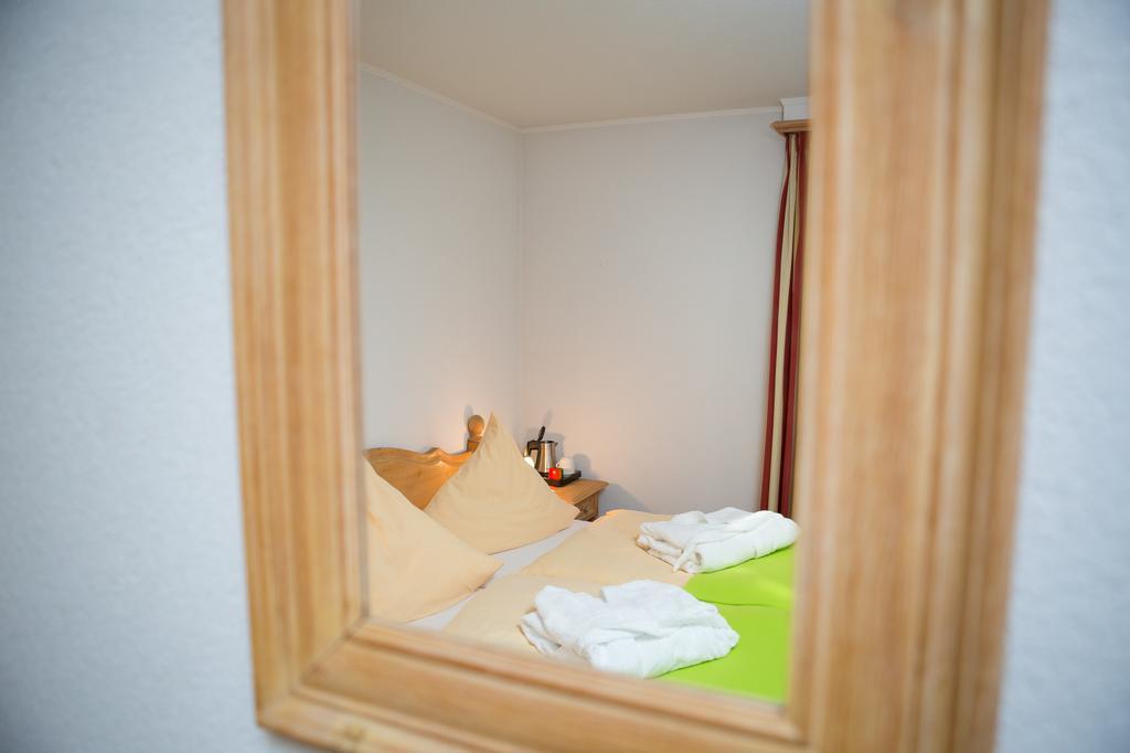 Hotel Zur Eisenbahn Реннинген Экстерьер фото
