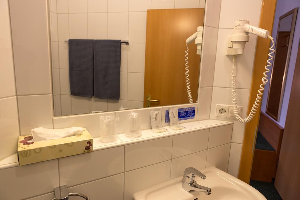 Hotel Zur Eisenbahn Реннинген Экстерьер фото
