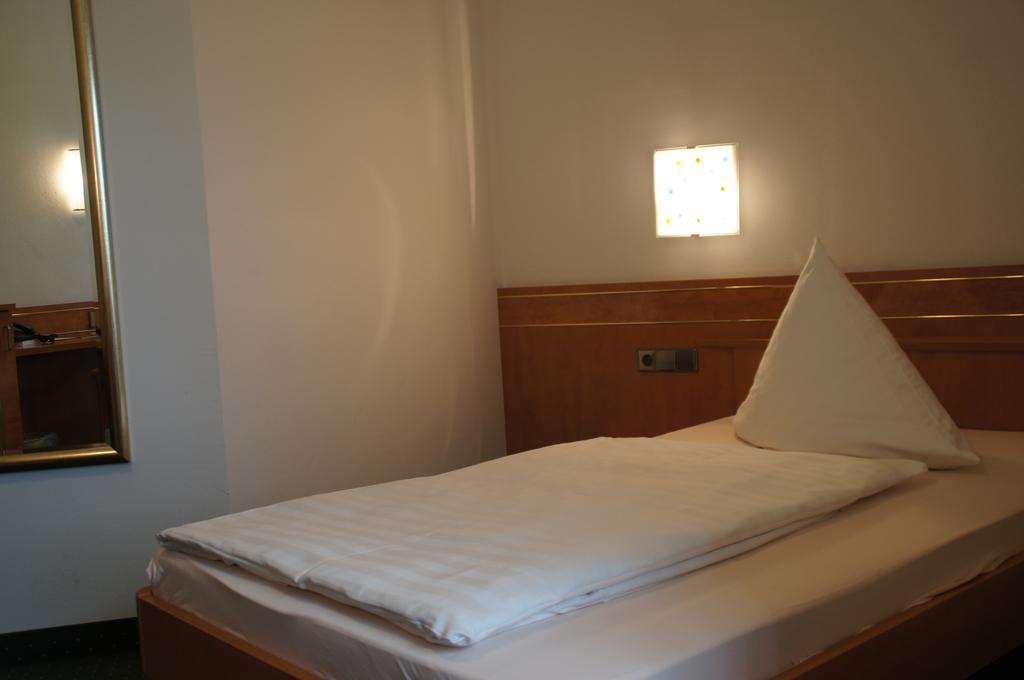 Hotel Zur Eisenbahn Реннинген Экстерьер фото