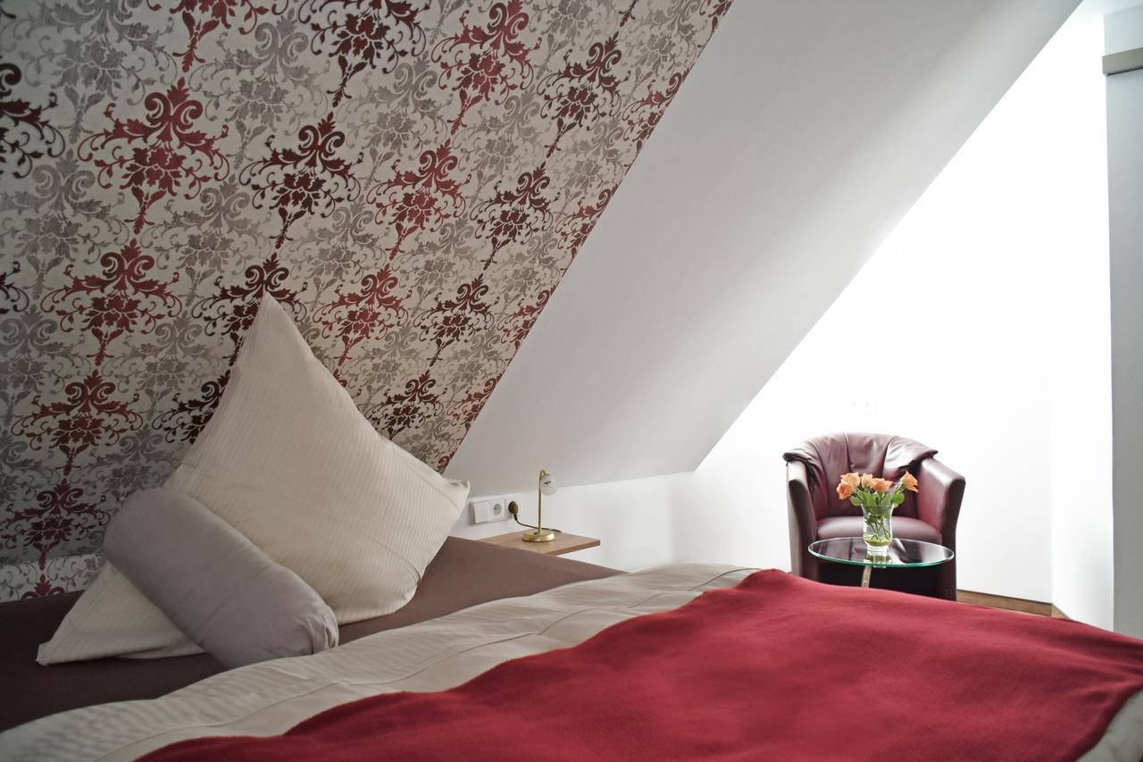 Hotel Zur Eisenbahn Реннинген Экстерьер фото