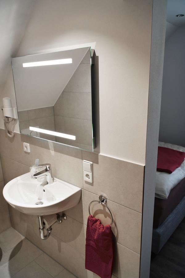 Hotel Zur Eisenbahn Реннинген Экстерьер фото
