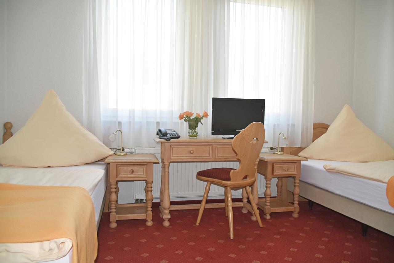 Hotel Zur Eisenbahn Реннинген Экстерьер фото