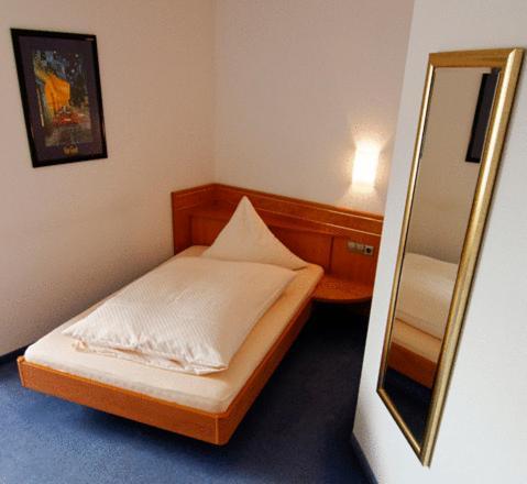 Hotel Zur Eisenbahn Реннинген Экстерьер фото